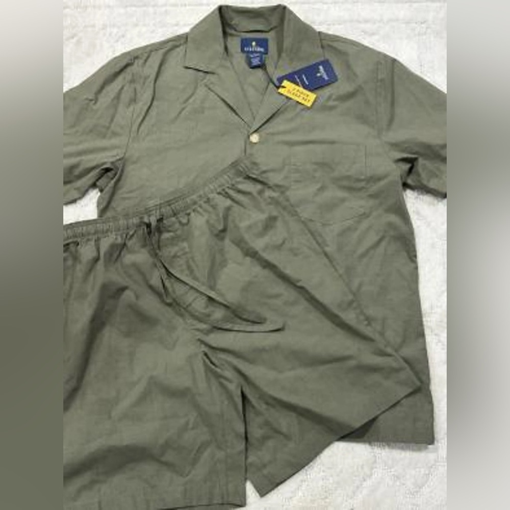 Stafford mens pajamas set soft stretch blend
Bottom shirt and shorts nwt
